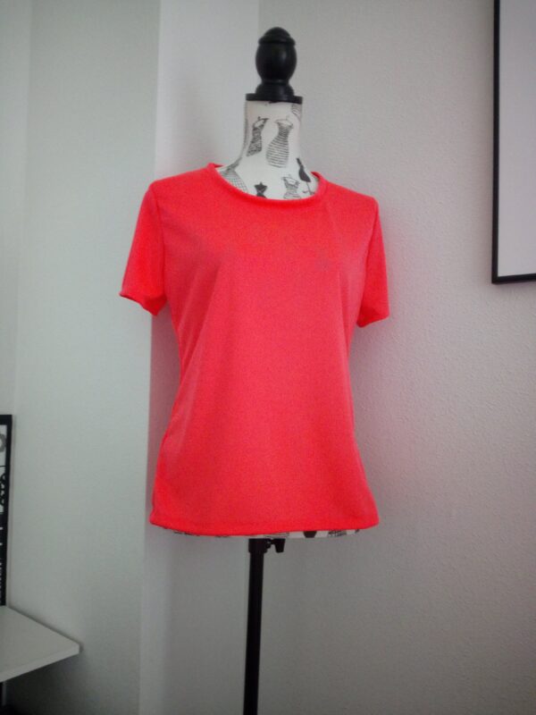 Camiseta deportiva rosa fluor