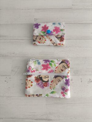 Monedero y tarjetero Frida Kahlo y flores lilas, rosas y azules