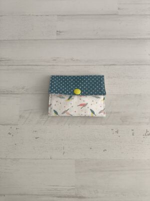 Tarjetero verde y plumas