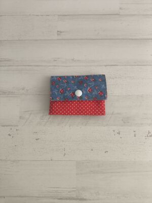 Tarjetero rojo y flores