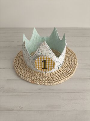 Corona de cumpleaños hojitas verde menta Gabriela